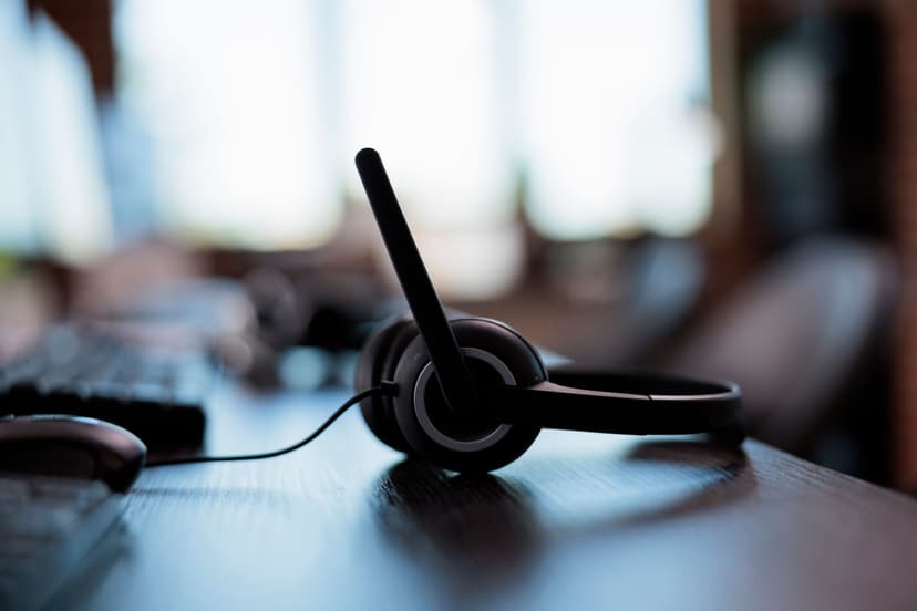 De servicedesk verzuipt in dezelfde vragen. En elke klant denkt dat zijn vraag uniek is. — coverafbeelding